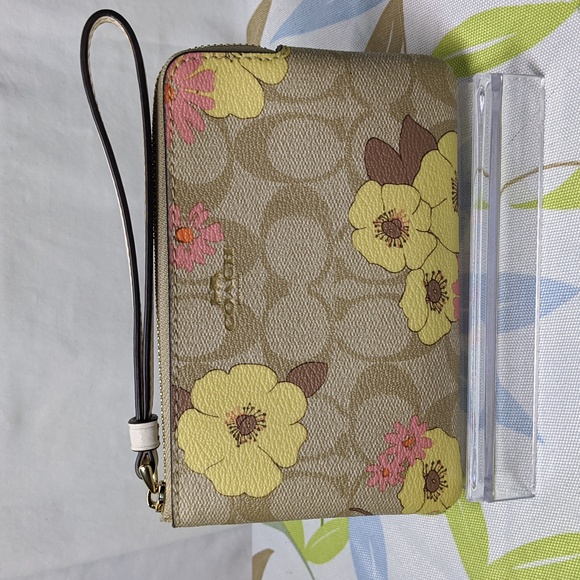 COACH Corner Zip Wristlet In Signature Canvas Floral Print - Picture 1 of 7